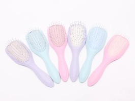 Hvor mange penselstrøk krever Detangling Hair Brush for å løse gjenstridige knuter sammenlignet med en vanlig plastkam?